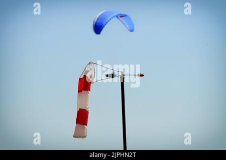 Kozakov, République tchèque. 18th août 2022. Un parachute glisse derrière une chaussette à vent sur la colline de Kozakov (à 100 kilomètres au nord de Prague) pendant une journée ensoleillée en République tchèque. (Credit image: © Slavek Ruta/ZUMA Press Wire) Banque D'Images