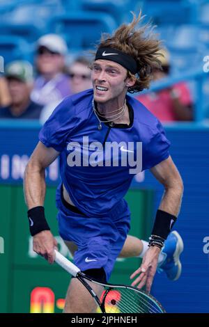 Mason, Ohio, États-Unis. 18th août 2022. Andrey Rublev (RUS) sert pendant le troisième tour de l'Open de l'Ouest et du Sud au Lindner Family tennis Center, Mason, Oh. (Image de crédit : © Scott Stuart/ZUMA Press Wire) Banque D'Images