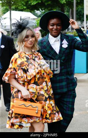 Ascot, Royaume-Uni. 18th juin 2022. Royal Ascot 2022The les meilleurs et les plus audacieux regarde Royal Ascot 2022, chapeaux, robes et atmosphère générale crédit: Agence de photo indépendante/Alamy Live News Banque D'Images