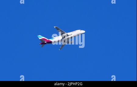 Ludwigsfelde, Allemagne. 06th août 2022. 06.08.2022, Ludwigsfelde. Un avion passager Eurowings vole dans le ciel bleu près de Ludwigsfelde, dans le Brandebourg. Eurowings est une filiale de Lufthansa. Crédit: Wolfram Steinberg/dpa crédit: Wolfram Steinberg/dpa/Alay Live News Banque D'Images