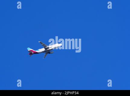 Ludwigsfelde, Allemagne. 06th août 2022. 06.08.2022, Ludwigsfelde. Un avion passager Eurowings vole dans le ciel bleu près de Ludwigsfelde, dans le Brandebourg. Eurowings est une filiale de Lufthansa. Crédit: Wolfram Steinberg/dpa crédit: Wolfram Steinberg/dpa/Alay Live News Banque D'Images