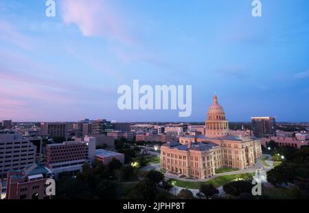 Le bâtiment du capitole de l'État du Texas est vu à Austin, en regardant vers le nord-est depuis le coin de la rue 12th et Colorado, lors d'une chaude soirée d'été d'août. Le bâtiment, construit en 1885 dans le style Renaissance italienne, a été conçu par l'architecte Elijah Myers et mesure 302,64 pieds. Banque D'Images