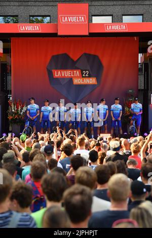 Utrecht, pays-Bas. 18th août 2022. BikeExchange-Jayco pilotes photographiés lors de la présentation de l'équipe avant l'édition 2022 de la 'Vuelta a Espana', Tour d'Espagne course cycliste à Utrecht, pays-Bas, jeudi 18 août 2022. Demain, la Vuelta commencera à Utrecht. BELGA PHOTO LUC CLAESSEN crédit: Belga News Agency/Alay Live News Banque D'Images