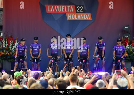 Utrecht, pays-Bas. 18th août 2022. Burgos-BH pilotes photographiés lors de la présentation de l'équipe avant l'édition 2022 de la 'Vuelta a Espana', Tour d'Espagne course cycliste à Utrecht, pays-Bas, jeudi 18 août 2022. Demain, la Vuelta commencera à Utrecht. BELGA PHOTO LUC CLAESSEN crédit: Belga News Agency/Alay Live News Banque D'Images