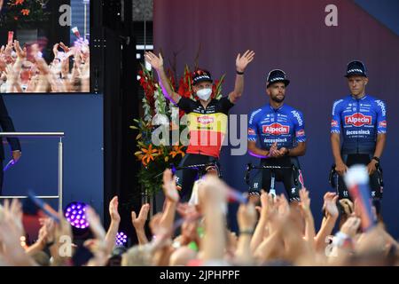 Utrecht, pays-Bas. 18th août 2022. Belge Tim Merlier et ses coéquipiers d'Alpecin-Deceuninck photographiés lors de la présentation de l'équipe avant l'édition 2022 de la 'Vuelta a Espana', Tour d'Espagne course cycliste à Utrecht, pays-Bas, jeudi 18 août 2022. Demain, la Vuelta commencera à Utrecht. BELGA PHOTO LUC CLAESSEN crédit: Belga News Agency/Alay Live News Banque D'Images