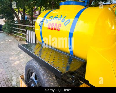 Batumi, Géorgie - 8th août 2022 : tonneau aux roues contenant une boisson populaire AU KVASS, faite de seigle ou de pain noir. Boisson populaire parmi ukrainien , Banque D'Images