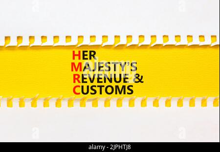 HMRC son symbole de recettes et de douanes majestys. Mots de concept HMRC son majestys revenu et les coutumes sur un beau fond blanc et jaune. Affaires H Banque D'Images