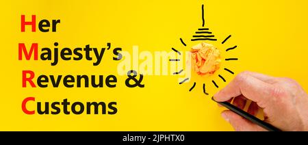 HMRC son symbole de recettes et de douanes majestys. Mots de concept HMRC son majestys revenu et les coutumes sur un beau fond jaune. Revenu HMRC de l'entreprise Banque D'Images