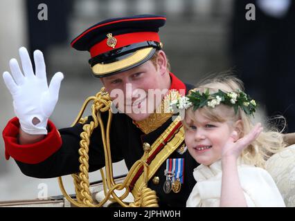 Photo du dossier datée du 29/04/11, le prince Harry se défait devant les foules avec Lady Louise Windsor. La petite-fille de la Reine, Lady Louise Windsor, va se rendre à l'Université St Andrews pour étudier l'anglais, après avoir reçu ses résultats De niveau A, a déclaré Buckingham Palace. Date de publication : jeudi 18 août 2022. Banque D'Images