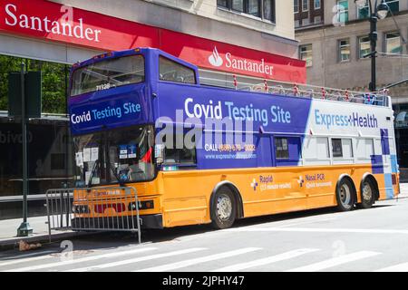 New York City, NY, Etats-Unis 1 mai 2022: Express Health Covid test site bus à Manhattan. Des tests rapides d'antigène et de PCR sont disponibles. Banque D'Images