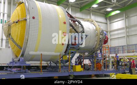 Kennedy Space Center, Floride, États-Unis. 27th févr. 2017. L'étape provisoire de propulsion cryogénique (IPCH) pour le premier vol de la fusée Space Launch System de la NASA est en route par barge vers le centre d'opération Delta IV de United Launch Alliance, à la station de l'aviation de Cape Canaveral, en Floride. Credit: NASA/ZUMA Press Wire Service/ZUMAPRESS.com/Alamy Live News Banque D'Images