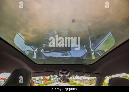 Belle vue de réflexion sur le plafond en cristal de la nouvelle BMW iX40. Suède. Banque D'Images