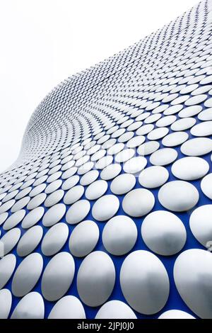 Gros plan l'art abstrait de la façade extérieure du bâtiment Selfridges à Birmingham Bullring avec des disques futuristes dans une image d'architecture moderne Banque D'Images