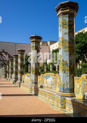 Tuiles de majolica au Chiostro Maiolicato ou Chiostro delle Clarisse, du Compléso Monumentale di Santa Chiara, Naples Banque D'Images