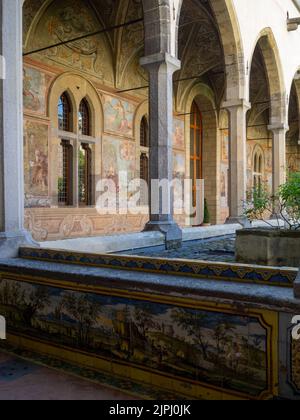 Mosaïques de majolica et fresques murales du Chiostro Maiolicato ou Chiostro delle Clarisse, du Compléso Monumentale di Santa Chiara, Naples Banque D'Images