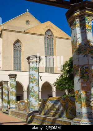 Tuiles de majolica au Chiostro Maiolicato ou Chiostro delle Clarisse, du Compléso Monumentale di Santa Chiara, Naples Banque D'Images