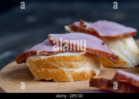 filet de porc coupé en tranches, plat de filet de porc cuit est coupé en tranches pour servir Banque D'Images