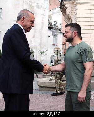 Lviv, Ukraine. 18th août 2022. Le président Tayyip Erdogan (L) tremble la main avec le président ukrainien Volodymyr Zelensky (R) alors qu'il se réunit jeudi à Lviv, en Ukraine, à 18 août 2022. Le président turc Recep Tayyip Erdogan et le chef de l'ONU Antonio Guterres se réunissaient dans la ville occidentale de Lviv. Photo du Président turc Bureau de presse /UPI crédit: UPI/Alay Live News Banque D'Images