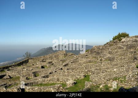 Ruines d'anciennes habitations en pierre du site archéologique de Castro de Santa Trega, Pontevedra, Espagne Banque D'Images