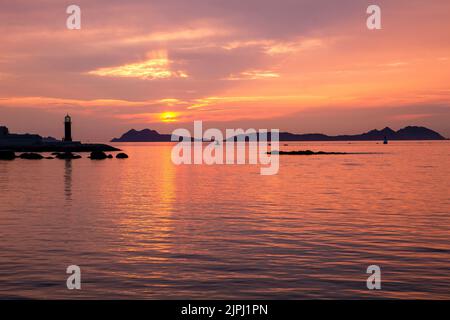 Magnifique coucher de soleil sur la côte à Rias Baixas avec vue sur les îles Cies, les îles de l'Atlantique du parc national de Galice, Pontevedra, Espagne Banque D'Images