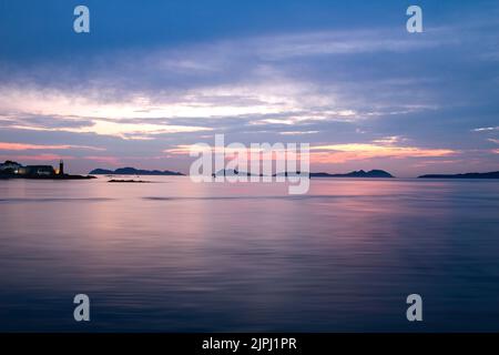 Magnifique coucher de soleil sur la côte à Rias Baixas avec vue sur les îles Cies, les îles de l'Atlantique du parc national de Galice, Pontevedra, Espagne Banque D'Images