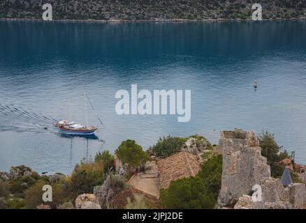 Voyage et attractions touristiques sur l'île de Kekova, Turquie. Vue magnifique sur les paysages marins depuis le village de Kalekoy, Demre, vue avec bateau et îles en mer Banque D'Images