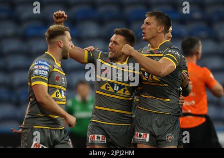 Greg Eden (au centre) de Castleford Tigers célèbre sa première tentative lors du match de la Super League de Betfred au stade John Smith, Huddersfield. Date de la photo: Jeudi 18 août 2022. Banque D'Images