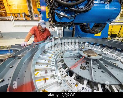 Kennedy Space Center, Floride, États-Unis. 5th septembre 2015. Les ingénieurs de Lockheed Martin du centre d'assemblage Michoud de la NASA à la Nouvelle-Orléans, en Louisiane, effectuent la première soudure sur le navire sous pression Orion pour la mission d'exploration 1. Il s'agit de la troisième cuve à pression ORION construite. Les ingénieurs continuent d'affiner la conception en réduisant le nombre de soudures de 33 sur le premier récipient sous pression à 7 sur le récipient actuel, ce qui permet d'économiser 700 livres de masse. Credit: Radislav Sinyak/NASA/ZUMA Press Wire Service/ZUMAPRESS.com/Alamy Live News Banque D'Images