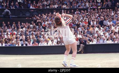 4 juillet 1980, Wimbledon, Angleterre, Royaume-Uni: JOHN MCENROE manque un retour de la balle de Bjorn Borg pendant le match de championnat des hommes célibataires. Borg bat John McEnroe 1-6, 7-5, 6-3, 7-6, 8-6 après un match de 3 heures et 53 minutes. (Credit image: © Keystone Press Agency/ZUMA Press Wire). Banque D'Images