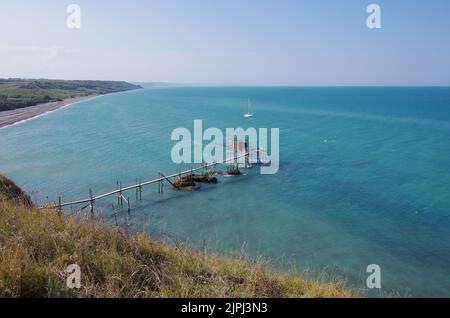 Réserve naturelle de Punta Aderci - Costa dei trabocchi - Abruzzes - le trabucco (ancienne machine de pêche), qui se jette dans la mer Banque D'Images