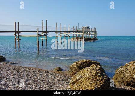 Réserve naturelle de Punta Aderci - Costa dei trabocchi - Abruzzes - le trabucco (ancienne machine de pêche), qui se jette dans la mer Banque D'Images