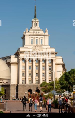 Sofia Bulgarie touristes à l'Assemblée nationale ou à l'ancienne Maison du Parti communiste et au Conseil des ministres, Europe de l'est, Balkans, UE Banque D'Images