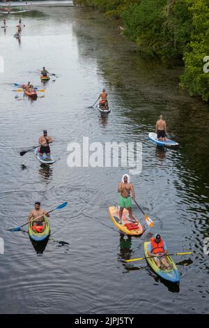 Austin Texas Etats-Unis, 14 août 2022: Des kayakistes et des paddleboarders stand up partagent l'eau lors d'un week-end d'été paresseux après-midi sur le lac Lady Bird près du centre-ville. ©Bob Daemmrich Banque D'Images