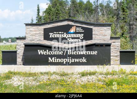 Bienvenue au panneau Temiskaming Shores sur l'autoroute. 11 accueillir les visiteurs Banque D'Images