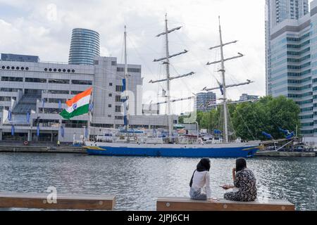 Londres Dockland, Royaume-Uni, 18th août 2022. Le grand voilier de la Marine indienne, le INS Tarangini, une « barque à trois mâts », a effectué un appel au port de South Dock ces derniers jours et a quitté aujourd'hui pour l'Europe cet après-midi. Crédit : glosszoom/Alamy Live News Banque D'Images