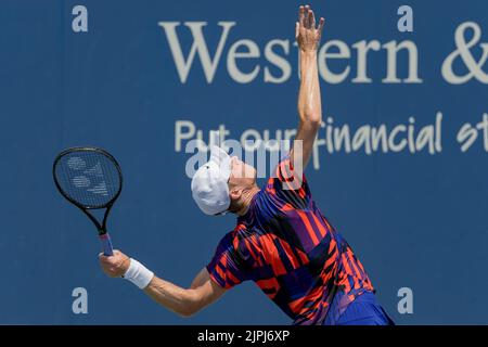 Mason, Ohio, États-Unis. 18th août 2022. Denis Shapovalov (CAN) sert pendant le troisième tour de l'Open de l'Ouest et du Sud au Lindner Family tennis Centre, Mason, Oh. (Image de crédit : © Scott Stuart/ZUMA Press Wire) Banque D'Images