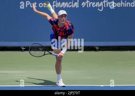 Mason, Ohio, États-Unis. 18th août 2022. Denis Shapovalov (CAN) sert pendant le troisième tour de l'Open de l'Ouest et du Sud au Lindner Family tennis Centre, Mason, Oh. (Image de crédit : © Scott Stuart/ZUMA Press Wire) Banque D'Images