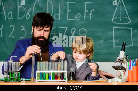 Programme scolaire. Tubes à essai pour enseignants et enfants. Leçon scolaire. La persévérance paye. Expérience chimique. Symptômes du TDAH à l'école Banque D'Images