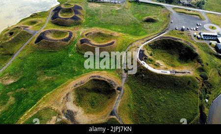 Une vue de drone sur la falaise de la Pointe du hoc en France avec un pré vert et une place de parking en arrière-plan Banque D'Images