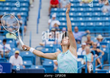 Mason, Ohio, États-Unis. 18th août 2022. IGA Swiatek (POL) sert pendant la troisième partie de l'Open de l'Ouest et du Sud au Lindner Family tennis Centre, Mason, Oh. (Image de crédit : © Scott Stuart/ZUMA Press Wire) Banque D'Images