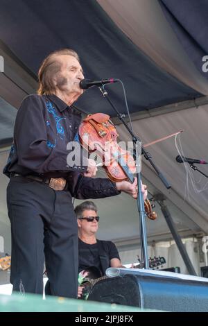 LA NOUVELLE-ORLÉANS, LA, États-Unis - le 29 AVRIL 2018 : le musicien cajun Doug Kershaw chante et joue le violon au Festival du Jazz et du Patrimoine de la Nouvelle-Orléans 2018 Banque D'Images