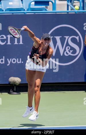 Mason, Ohio, États-Unis. 18th août 2022. Madison Keys (USA) sert pendant la troisième partie de l'Open de l'Ouest et du Sud au Lindner Family tennis Center, Mason, Oh. (Image de crédit : © Scott Stuart/ZUMA Press Wire) Banque D'Images