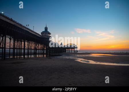 Blackpool - North Pier (avec le théâtre Joe Longthorne) au coucher du soleil - UK Summer Holiday destinations, 2022 Banque D'Images