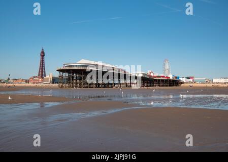 Blackpool Tower, Beach et Central Pier avec la grande roue - UK Summer Holiday 2022 un endroit génial à visiter ! Banque D'Images