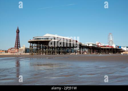 Blackpool Tower, Beach et Central Pier avec la grande roue - UK Summer Holiday 2022 un endroit génial à visiter ! L'un des meilleurs desti. De vacances au Royaume-Uni Banque D'Images