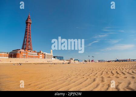 Blackpool Tower and Beach avec Central Pier avec la grande roue au loin - vacances d'été, 2022. C'est un super endroit à visiter ! Banque D'Images