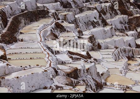Une belle photo de piscines de sel dans les mines de sel de Maras au Pérou Banque D'Images