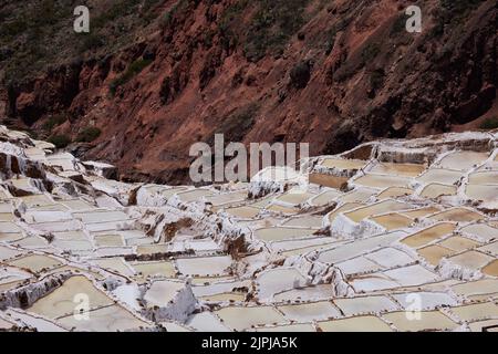 Une belle photo de piscines de sel dans les mines de sel de Maras au Pérou Banque D'Images