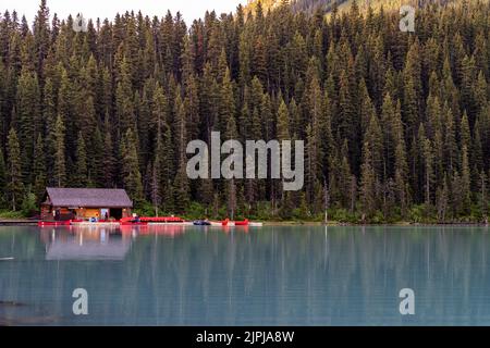 Boathouse au lac Louise, dans le parc national Banff, au lever du soleil Banque D'Images