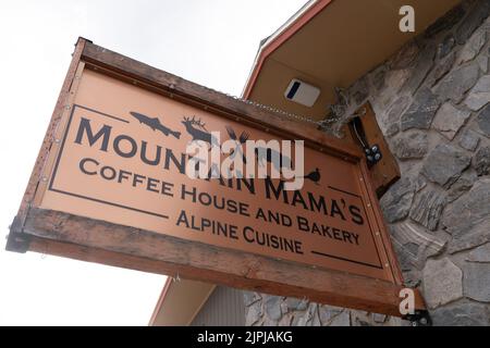 West Yellowstone, Montana - 17 juillet 2022 : panneau indiquant Mountain Mama's Coffee House and Bakery Restaurant Banque D'Images